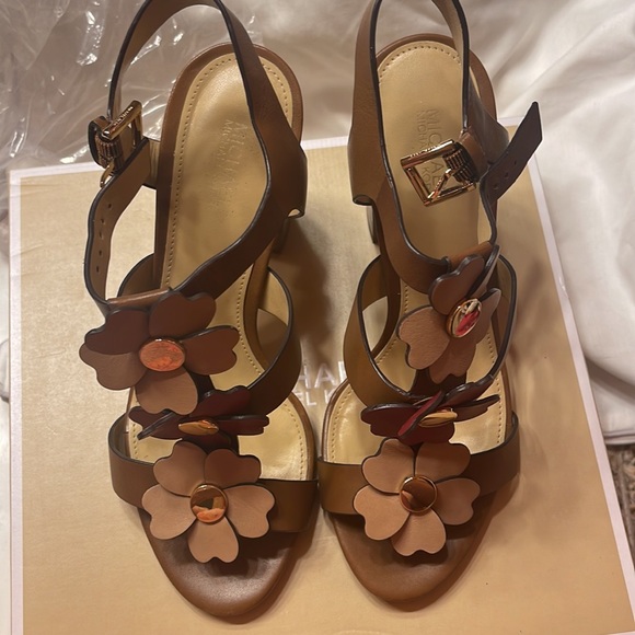 Michael Kors Kit Flower Sandals - Picture 4 of 10
